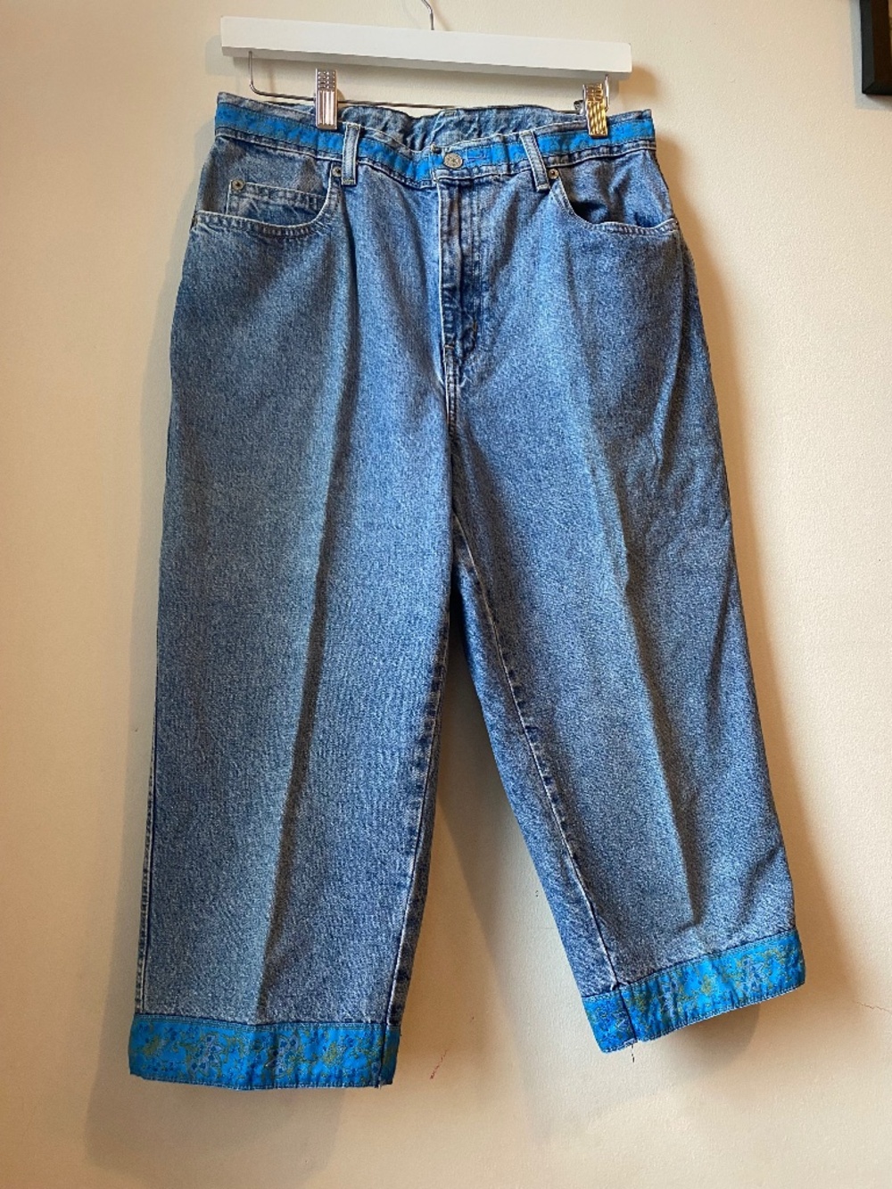 vintage 90s Bill Blass denim capris featuring a floral paisley trim on the waist